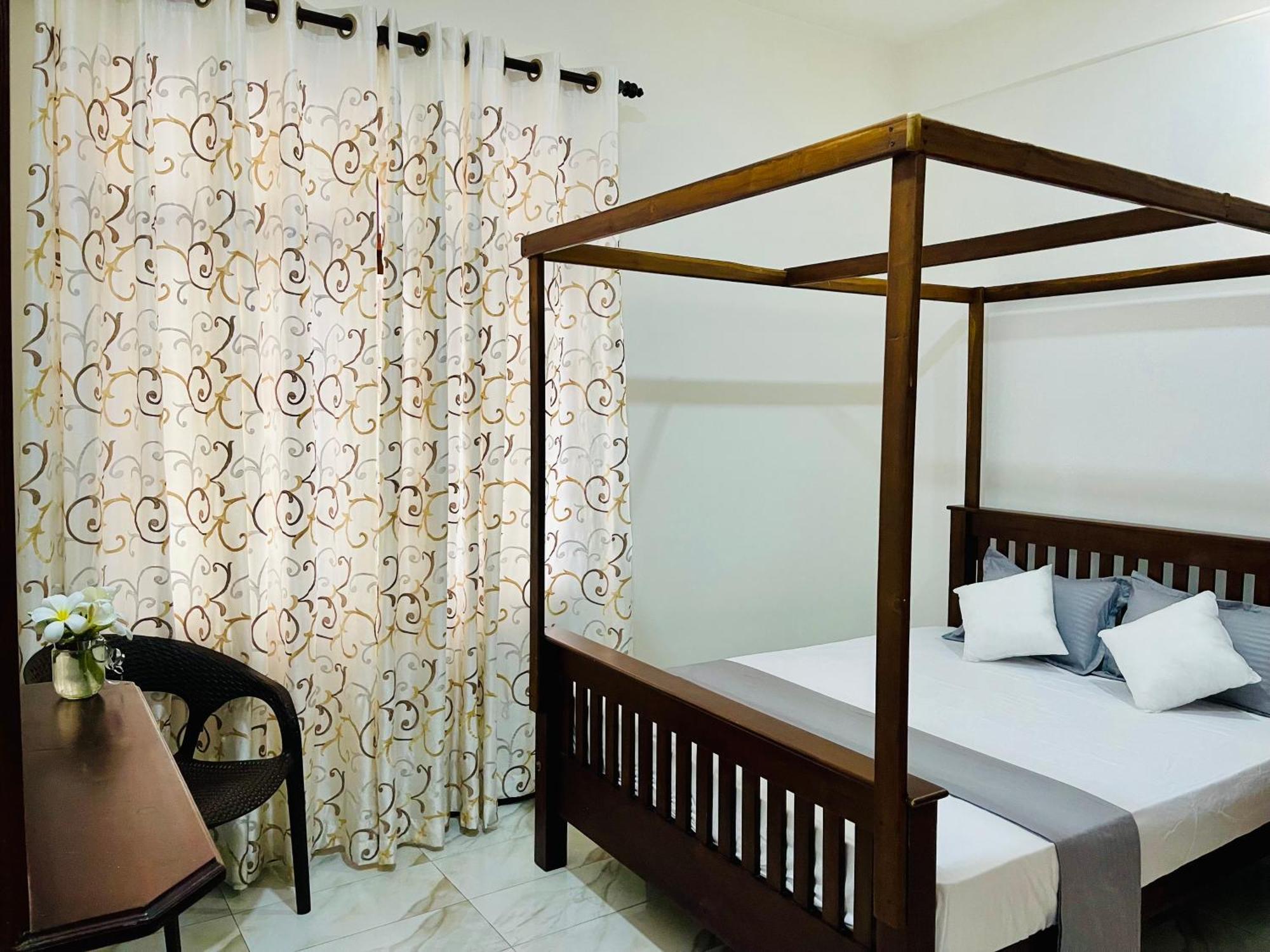 Sand & Surf Guest House Negombo Extérieur photo