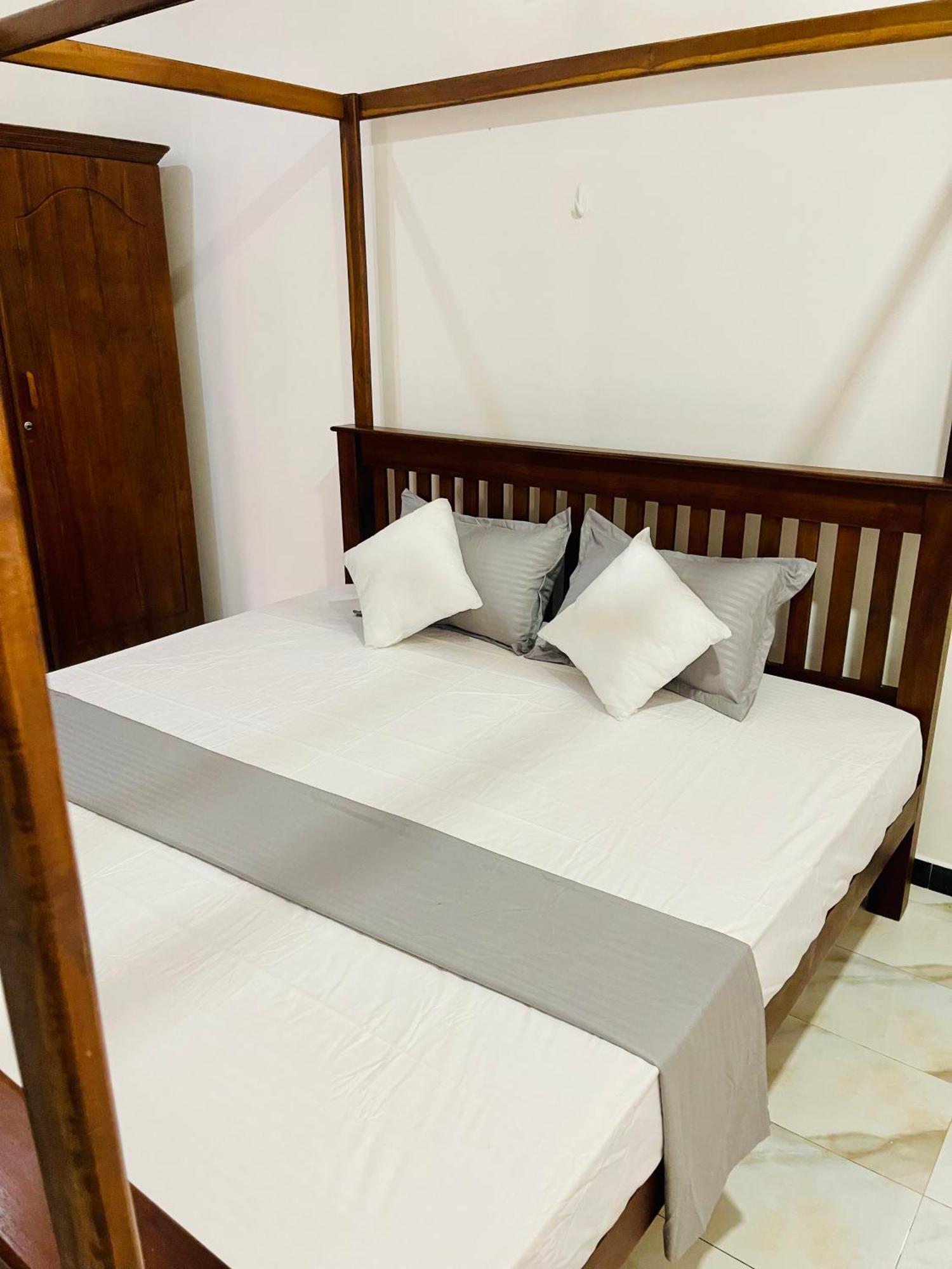 Sand & Surf Guest House Negombo Extérieur photo