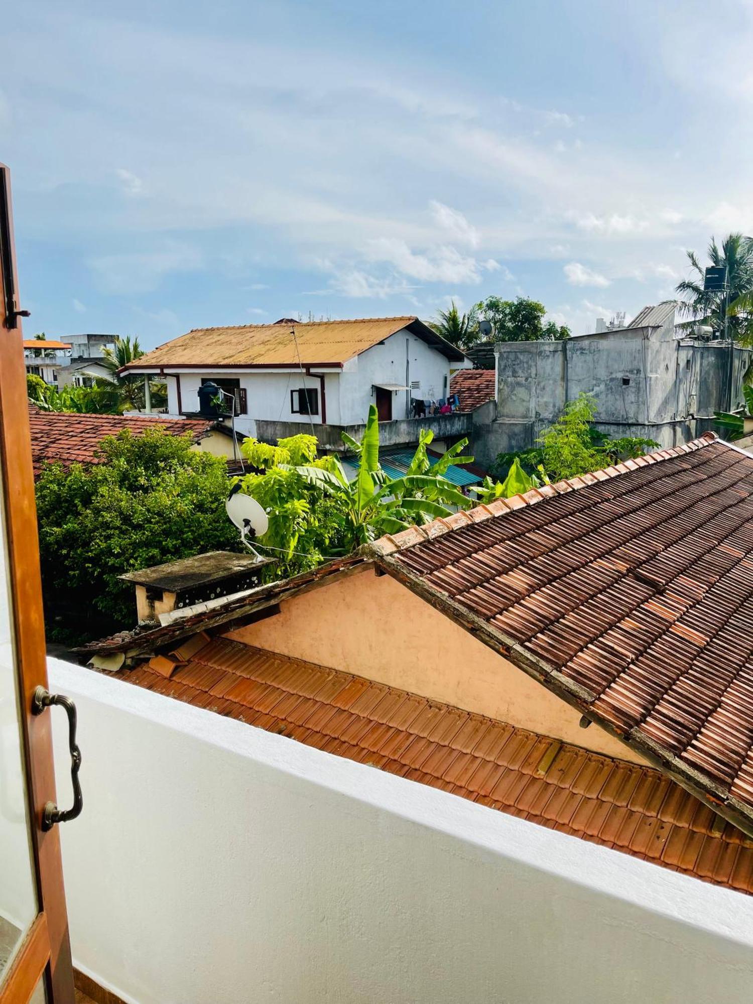Sand & Surf Guest House Negombo Extérieur photo