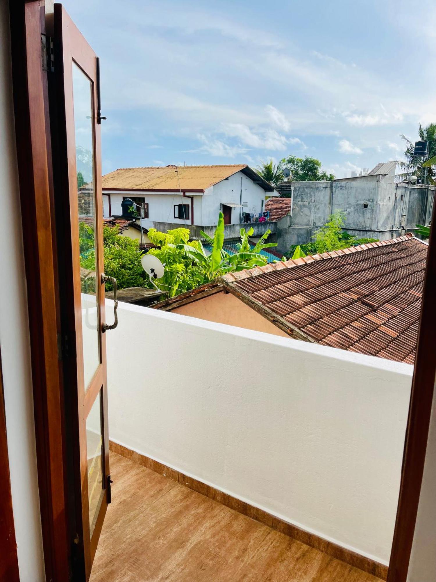 Sand & Surf Guest House Negombo Extérieur photo
