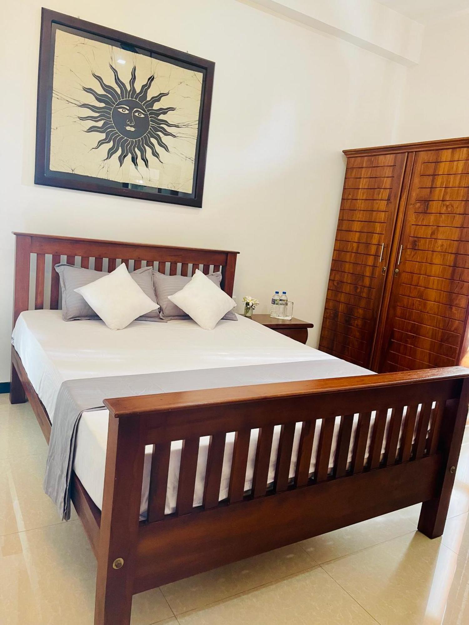 Sand & Surf Guest House Negombo Extérieur photo