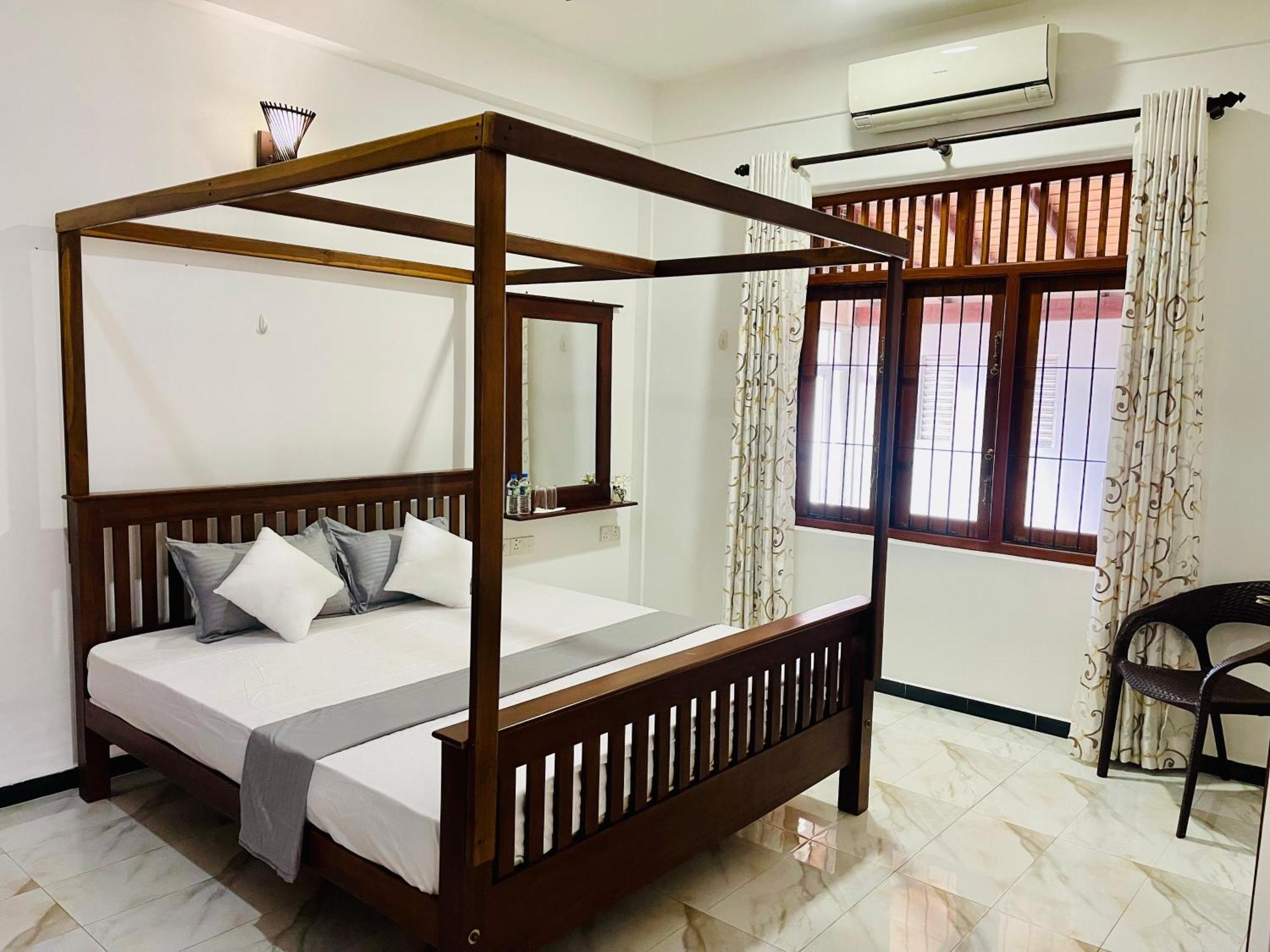 Sand & Surf Guest House Negombo Extérieur photo
