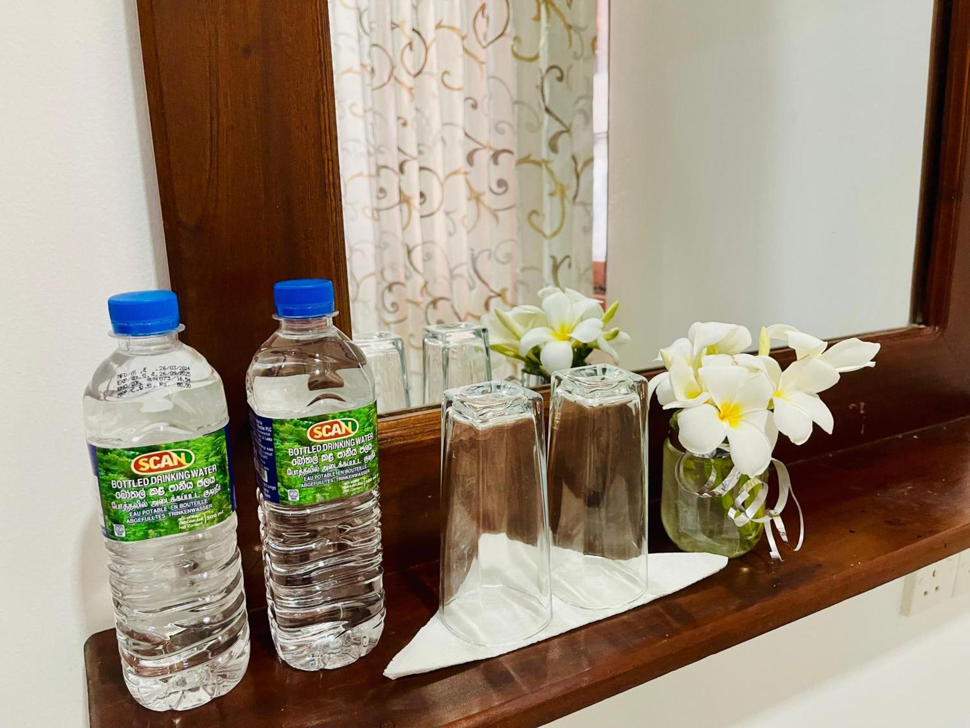 Sand & Surf Guest House Negombo Extérieur photo