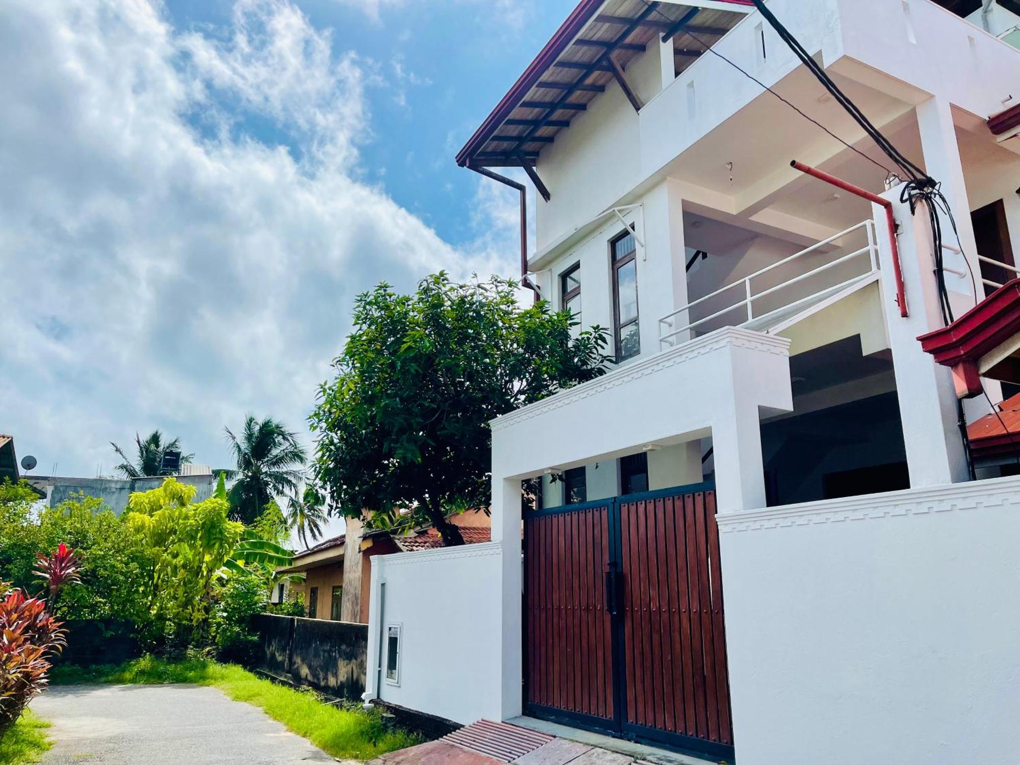 Sand & Surf Guest House Negombo Extérieur photo