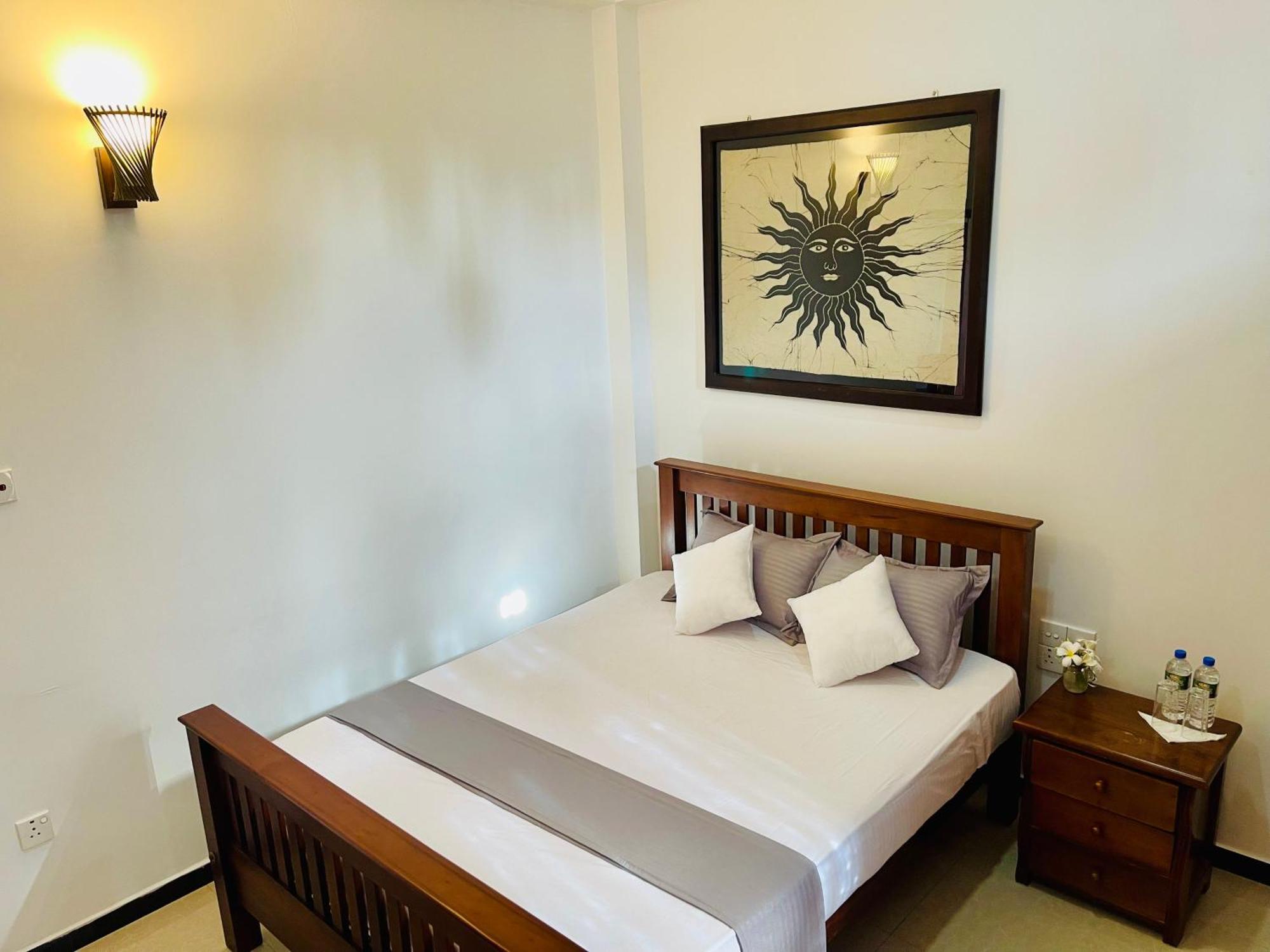 Sand & Surf Guest House Negombo Extérieur photo