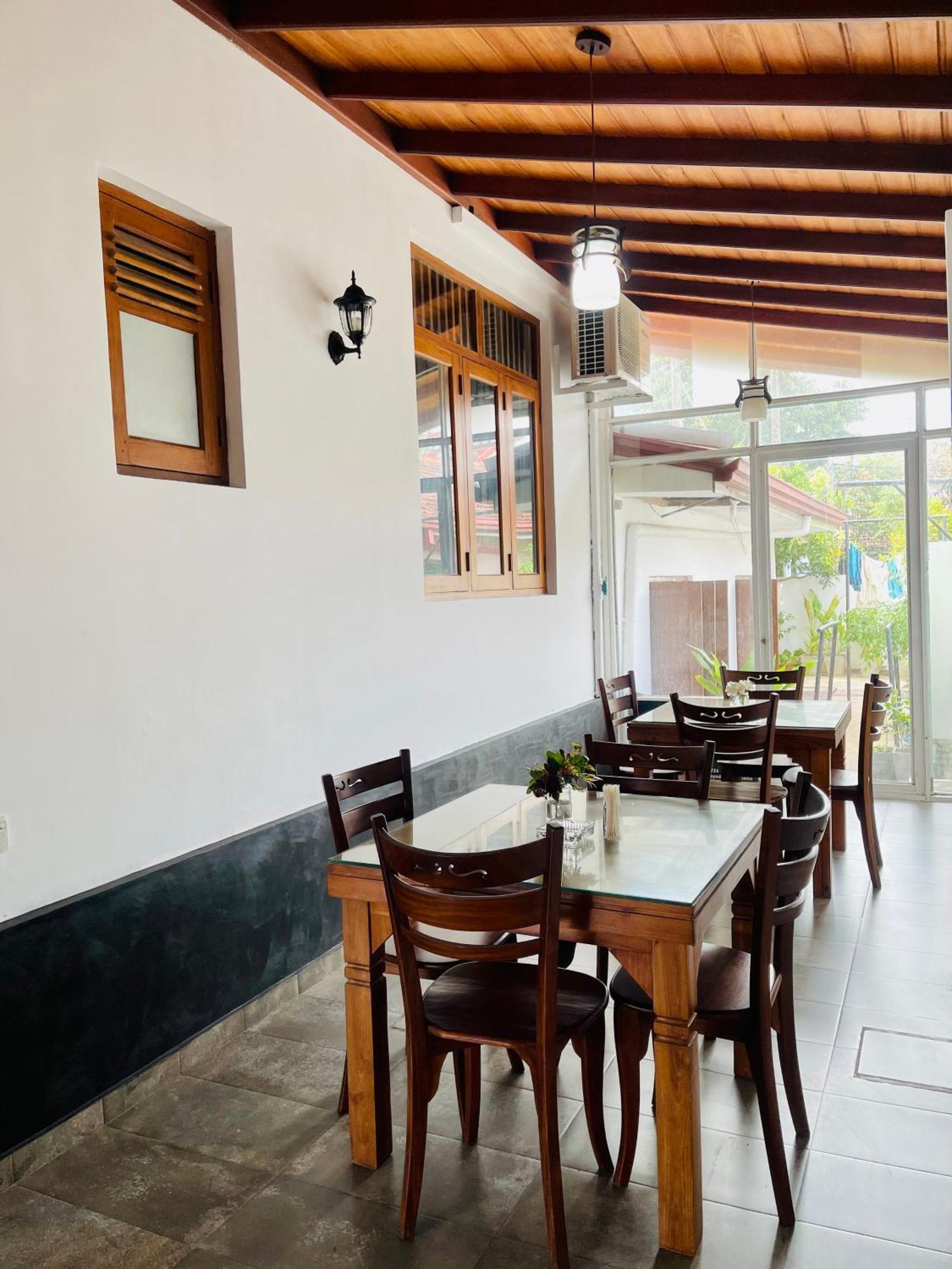 Sand & Surf Guest House Negombo Extérieur photo