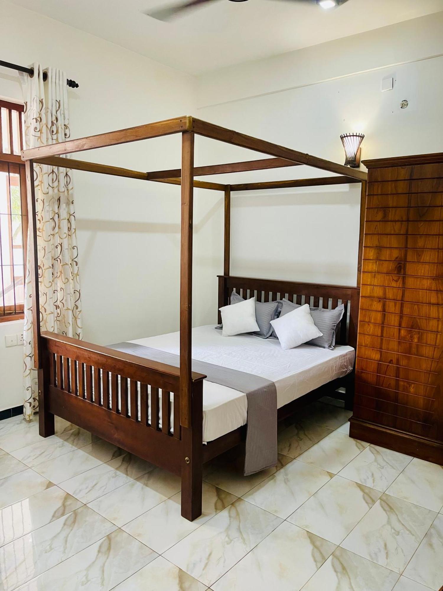 Sand & Surf Guest House Negombo Extérieur photo